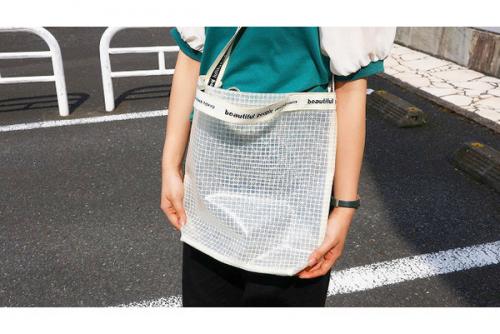 ビューティフル　ピープルのビニールロゴテープショルダーバッグ