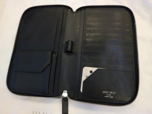 ジミーチュウのTRAVISトラベルウォレット