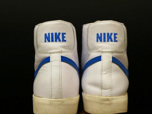 レザー ミッド '77 ビンテージのハイカットスニーカー