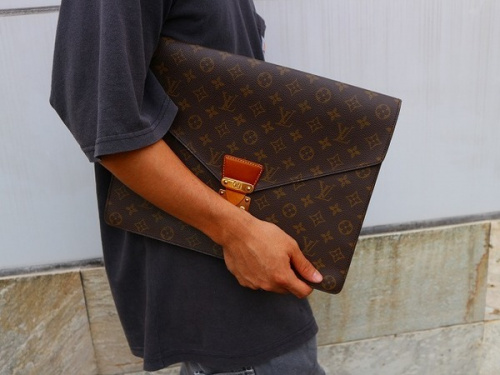 ラグジュアリーブランドのLOUIS VUITTON 　