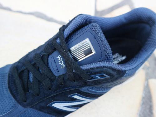 スニーカーのM990NV5