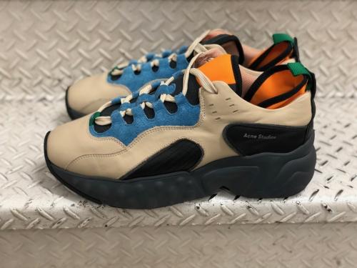 アクネストゥディオズのスニーカー