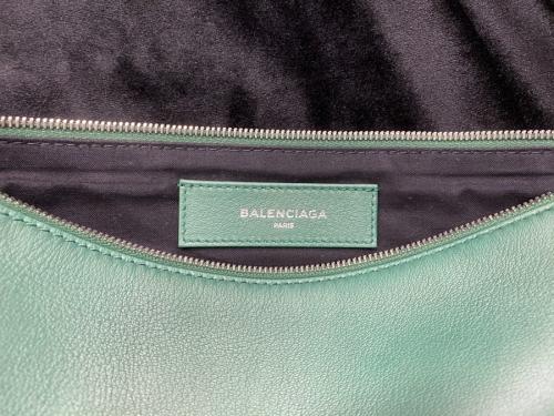 バレンシアガのクラッチバッグ「