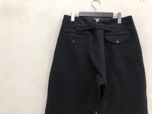 コモリのテーパードパンツ