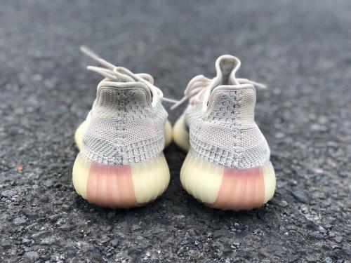 アディダスのYEEZY BOOST 350