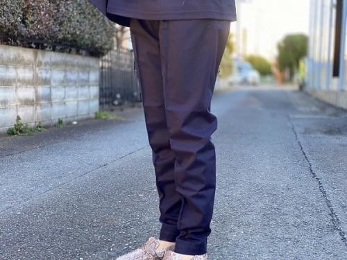 マメ クロゴウチ×デサントオルテラインのセットアップ