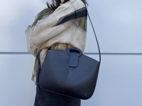 ラグジュアリーブランドのLOUIS VUITTON 　