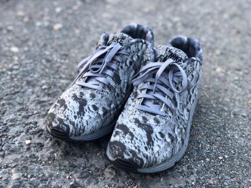 スニーカーの与野