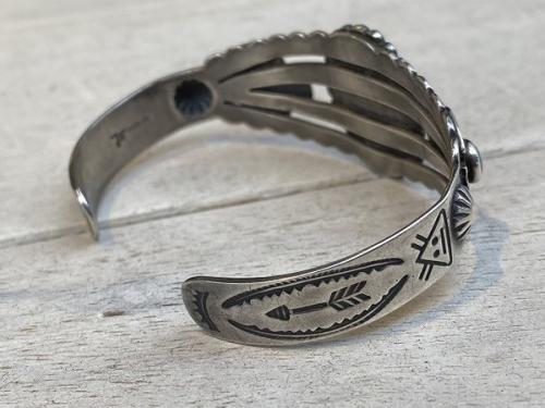 ナバホ インディアン ジュエリーのバングル