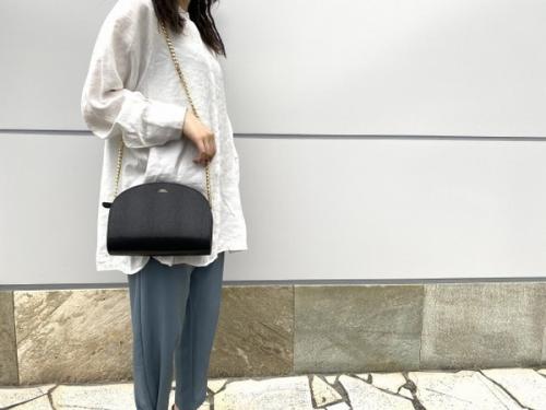 アーペーセーのハーフムーンショルダーバッグ