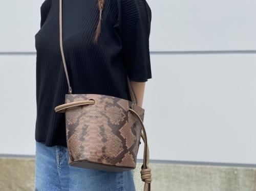 オルセットのバケツバッグ