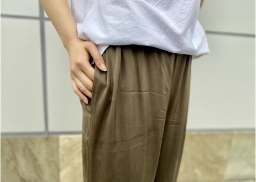 ミューズ ドゥーズィエム クラスのシルクサテンギャザーワイドパンツ