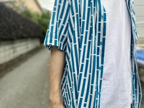 半袖シャツの与野