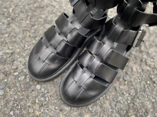 レザーサンダルの与野