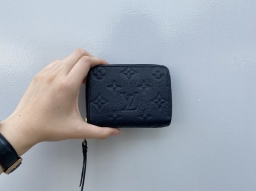 ラグジュアリーブランドのLOUIS VUITTON 　