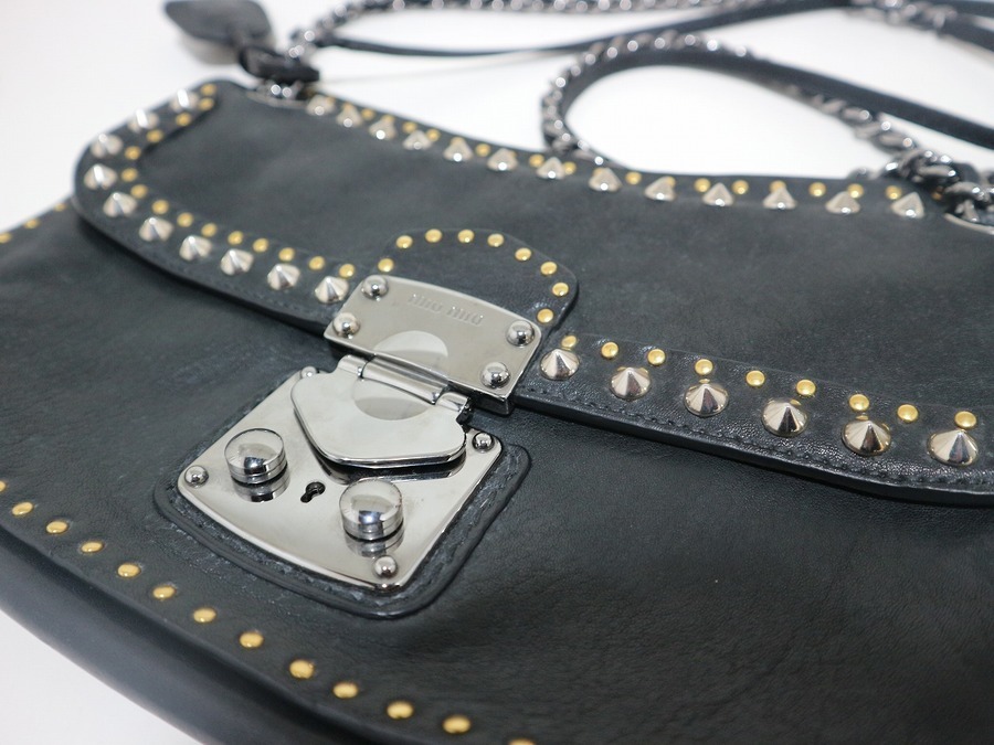 スタッズが個性的なMIU MIU / ミュウミュウのショルダーバッグ入荷