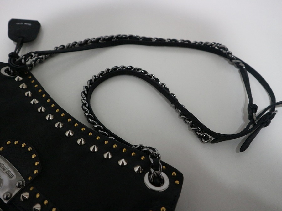 スタッズが個性的なMIU MIU / ミュウミュウのショルダーバッグ入荷 