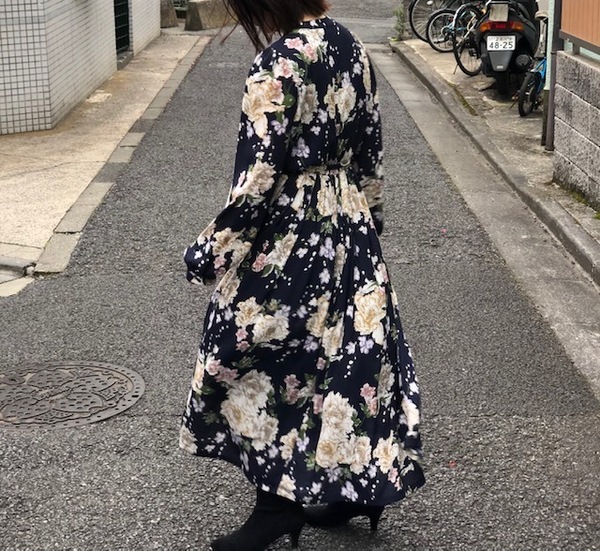 2色入荷！【Ameri VINTAGE/アメリビンテージ】のBLOSSOM PLEATS DRESS  