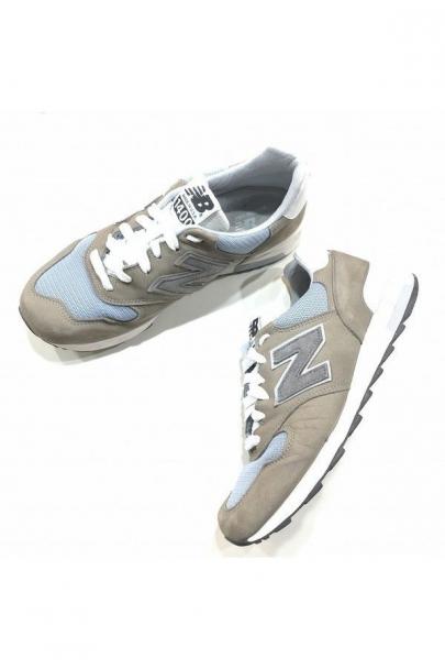 「スニーカーのNEW BALANCE 」