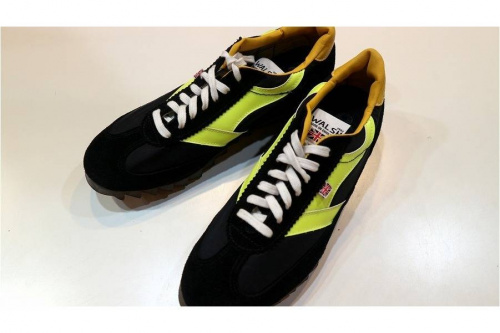 スニーカーの靴