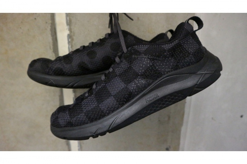 コラボ・別注アイテムのHOKAONEONE
