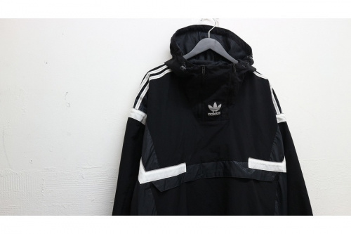 adidas NIKEのアディダス ナイキ