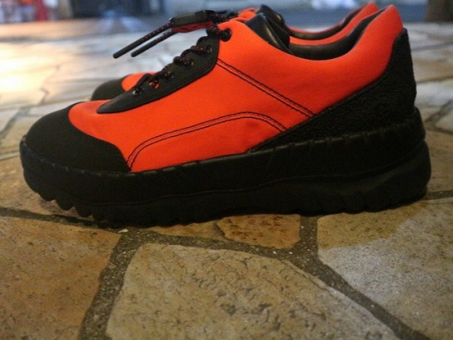 コラボスニーカー