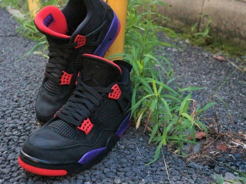 ストリートブランドのNIKE AIR JORDAN 4 RETRO