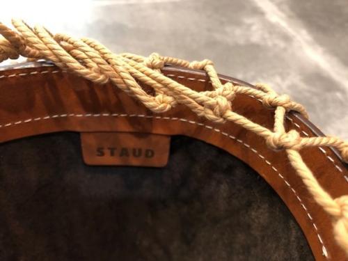 スタウドのハンドバッグ