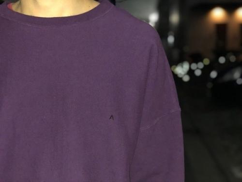 クルーネックスウェットのワンポイント