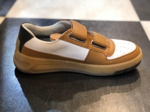 ベルクロスニーカーのperey