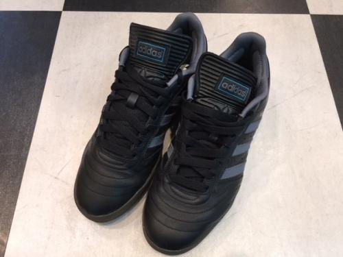 アディダス ×のスニーカー