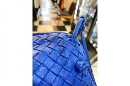 イントレチャートショルダーバッグのブルー