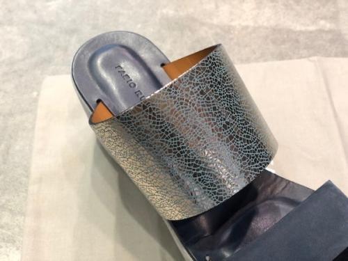 ウェッジサンダルのレザー