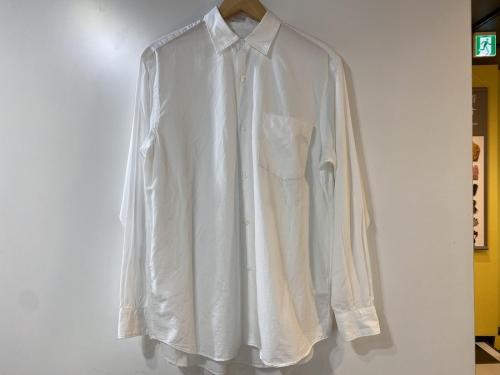 コモリのベルデッドデニムパンツ