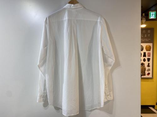 ベルデッドデニムパンツのコモリシャツ