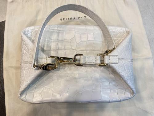 レジーナ・ピョウの型押しハンドバッグ