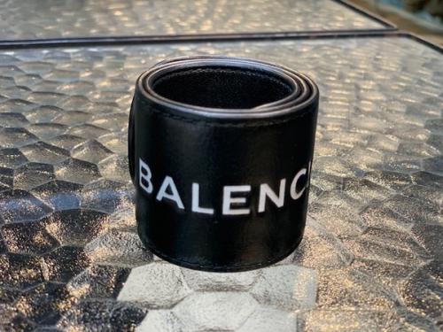 バレンシアガのレザーバングル