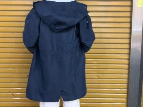 ポリエステルコートのフーデッドコート