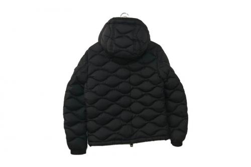 モンクレールのキルティングダウンジャケット
