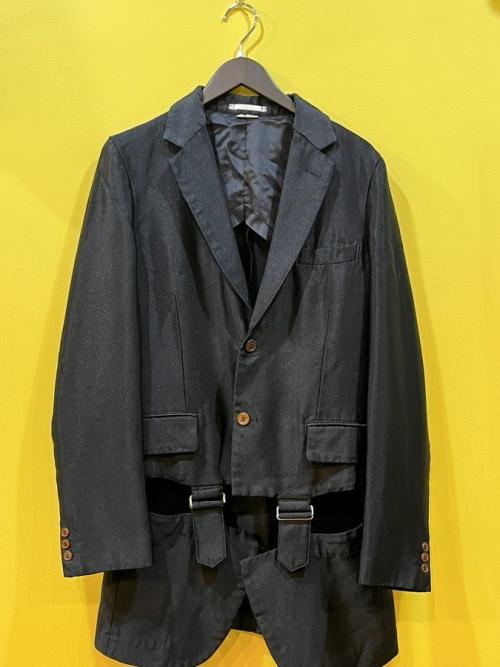 反骨精神の海を泳ぎ続ける川久保玲のコムデギャルソン