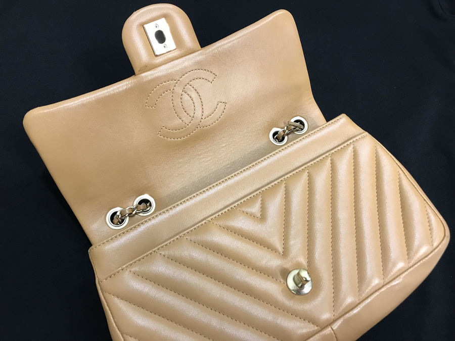 CHANEL/シャネル】よりVステッチWチェーンショルダーバッグ