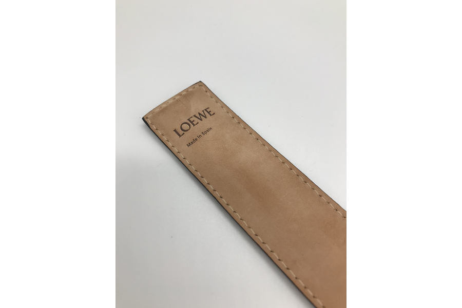LOEWE/ロエベ】よりアイコニックなブランドロゴが施されたレザー