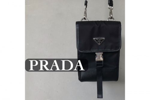 PRADA/プラダ】よりストラップ付ナイロン×レザースマホケースを