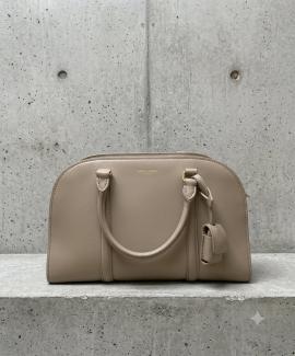 「ラグジュアリーブランドのSaint Laurent Paris 」