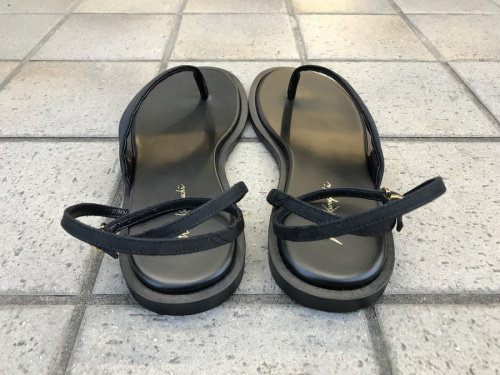 マメ クロゴウチのトングサンダル