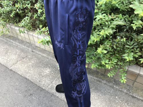chaos embroidery track pantsのメンズ