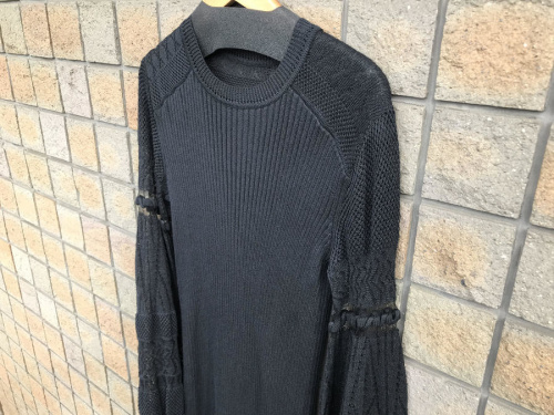 マメ クロゴウチのバルーンスリーブレースニットワンピース