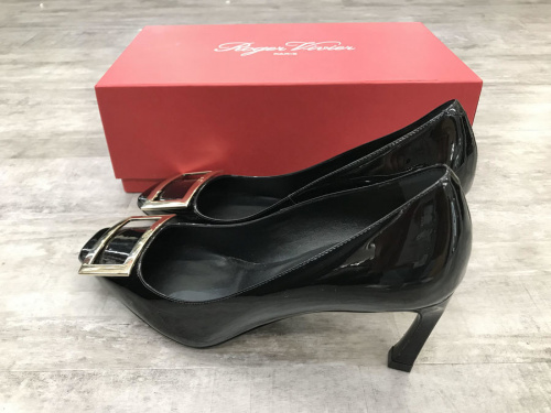 ロジェ ヴィヴィエのパテントレザーパンプス