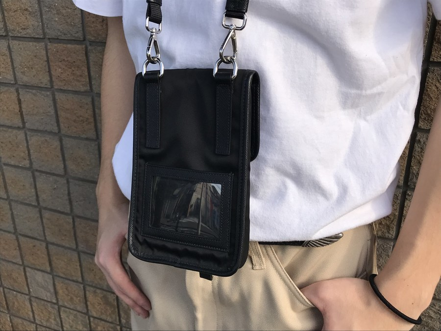 【PRADA/プラダ】よりストラップ付ナイロン×レザースマホケースを買取入荷いたしましたのでご紹介いたします。[2021.10.05発行